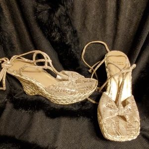 NWOT Stuart Weitzman Silver Shimmer Espadrillas
